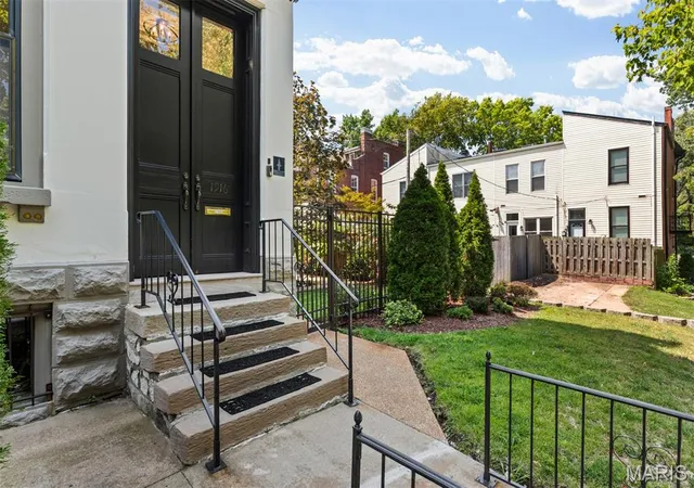 Photo 3 of Single family home for sale at 1916 Rutger St, St Louis, MO 63104 | MLS# MIS25080315 | Listing updated on 2026-10-07