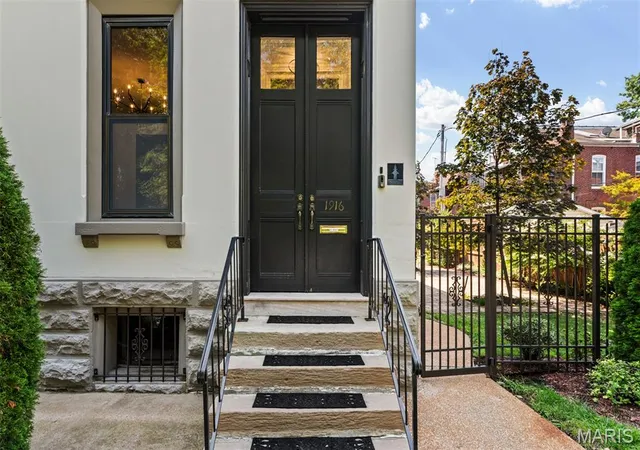 Photo 4 of Single family home for sale at 1916 Rutger St, St Louis, MO 63104 | MLS# MIS25080315 | Listing updated on 2026-10-07