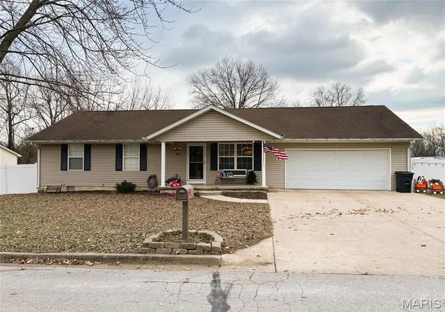 Photo 2 of Single Family Residence at 14 Dogwood Ct, Montgomery City, MO 63361 | MLS# MIS25080597 | | Sold on 2026-03-18