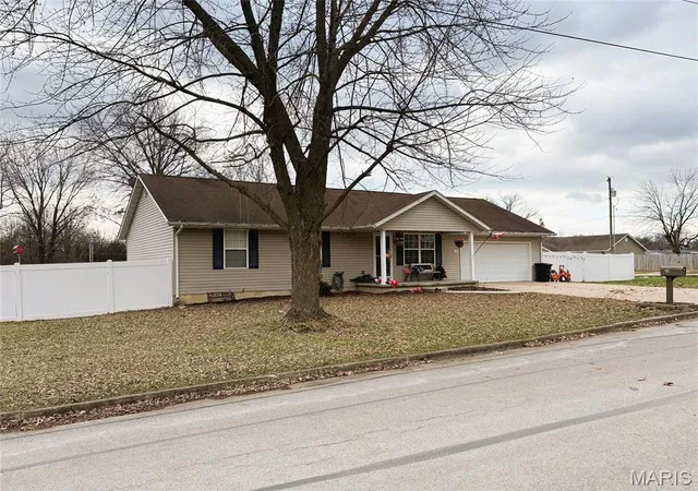 Photo 3 of Single Family Residence at 14 Dogwood Ct, Montgomery City, MO 63361 | MLS# MIS25080597 | | Sold on 2026-03-18