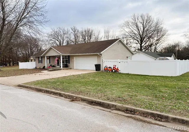 Photo 4 of Single Family Residence at 14 Dogwood Ct, Montgomery City, MO 63361 | MLS# MIS25080597 | | Sold on 2026-03-18