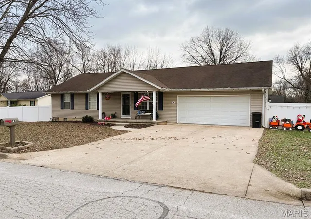 Photo 5 of Single Family Residence at 14 Dogwood Ct, Montgomery City, MO 63361 | MLS# MIS25080597 | | Sold on 2026-03-18