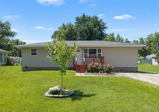 Homes for sale in Moro, IL | 228 Willowrun Dr, Moro, IL 62067 | MLS# MIS25081073
