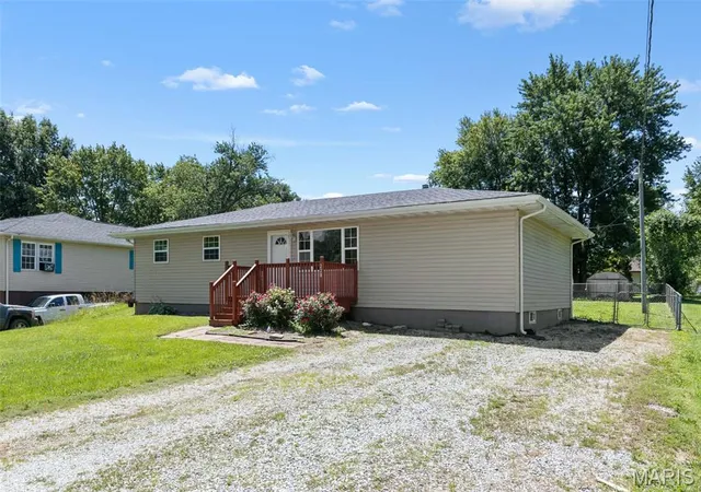 Homes for sale in Moro, IL | 228 Willowrun Dr, Moro, IL 62067 | MLS# MIS25081073