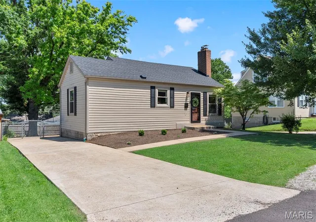 Photo 2 of Sale Pending at 9434 Brenda Ave, St Louis, MO 63123 | MLS# MIS25081224 | Listing updated on 2026-08-19