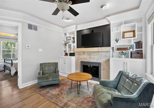Photo 4 of Sale Pending at 9434 Brenda Ave, St Louis, MO 63123 | MLS# MIS25081224 | Listing updated on 2026-08-19