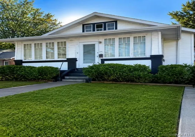 Homes for sale in Belleville, IL | 4 Carlyle Ave, Belleville, IL 62220 | MLS# MIS25081230