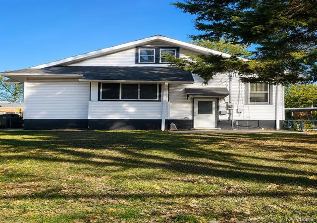 Homes for sale in Belleville, IL | 4 Carlyle Ave, Belleville, IL 62220 | MLS# MIS25081230