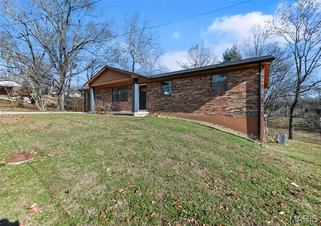Photo 4 of Single Family Residence at 204 Tippett St, Marble Hill, MO 63764 | MLS# MIS25082968 | | Sold on 2026-02-20