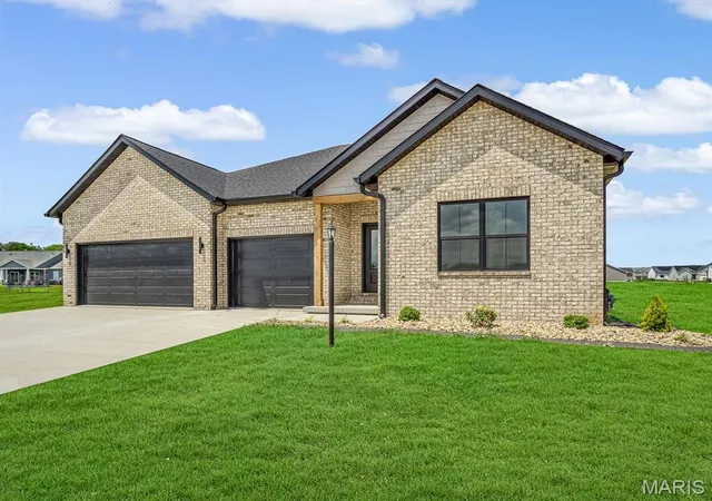 Photo 2 of Single family home for sale at 3019 Mobile Dr, Glen Carbon, IL 62034 | MLS# MIS26000220 | Listing updated on 2026-09-14
