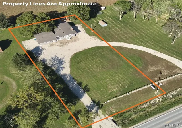 Photo 2 of Single family home for sale at 405 E Main St, Lewistown, MO 63452 | MLS# MIS26000963 | Listing updated on 2026-10-13