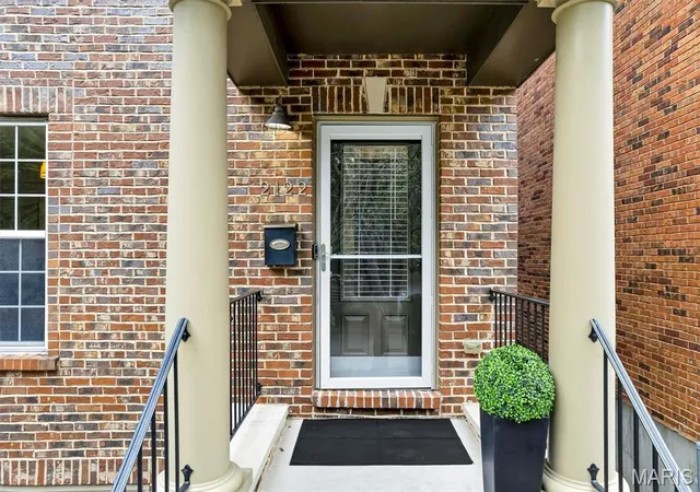 Photo 4 of Single family home for sale at 2122 Franz Park Ln, Saint Louis, MO 63139 | MLS# MIS26001464 | Listing updated on 2026-09-28