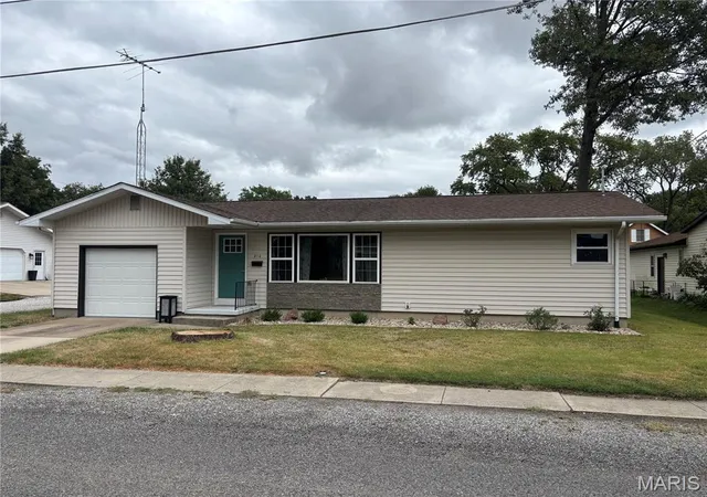 Photo 2 of Single family home for sale at 210 N Elm St, Breese, IL 62230 | MLS# MIS26001571 | Listing updated on 2026-09-24