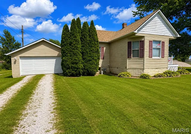 Homes for sale in Mount Olive, IL | 406 S Poplar St, Mount Olive, IL 62069 | MLS# MIS26002715