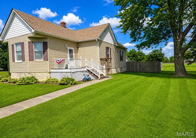Homes for sale in Mount Olive, IL | 406 S Poplar St, Mount Olive, IL 62069 | MLS# MIS26002715