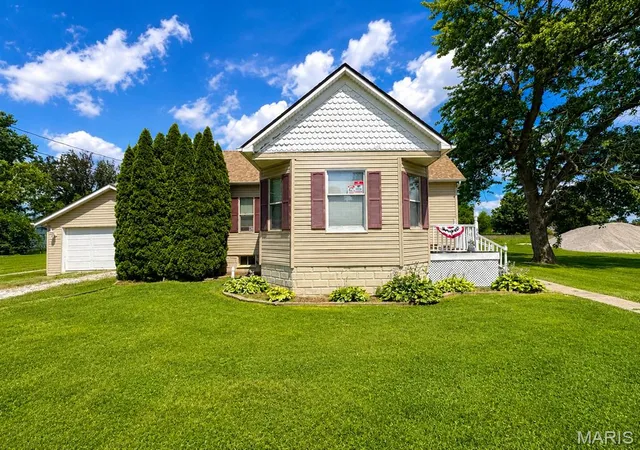 Homes for sale in Mount Olive, IL | 406 S Poplar St, Mount Olive, IL 62069 | MLS# MIS26002715