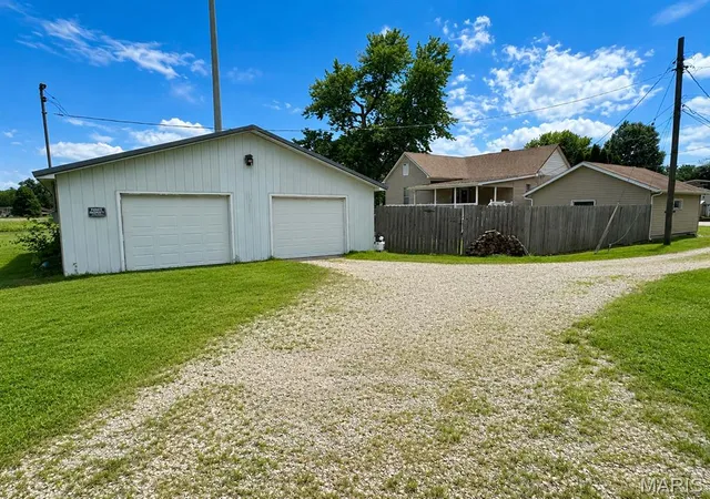Homes for sale in Mount Olive, IL | 406 S Poplar St, Mount Olive, IL 62069 | MLS# MIS26002715