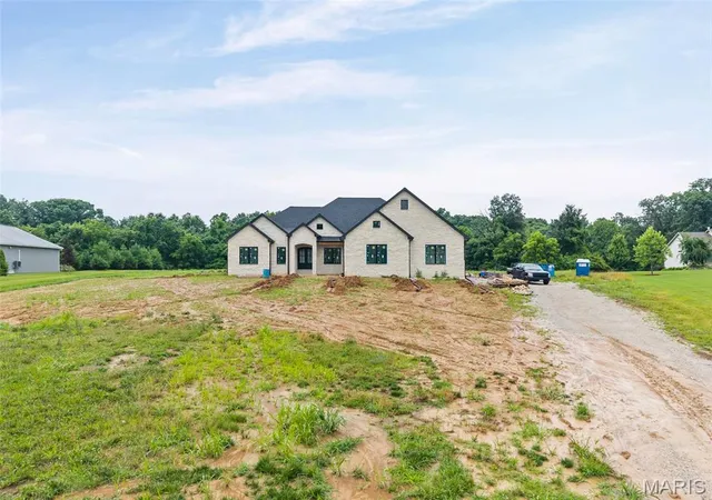 Homes for sale in Troy, IL | 2335 Staunton Rd, Troy, IL 62294 | MLS# MIS26002779