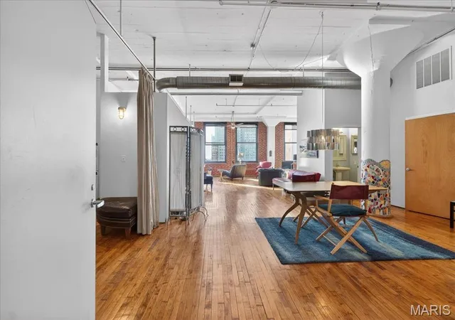 2nd image of 1010 Saint Charles St #904, St Louis, MO 63101 | MLS# MIS26003470