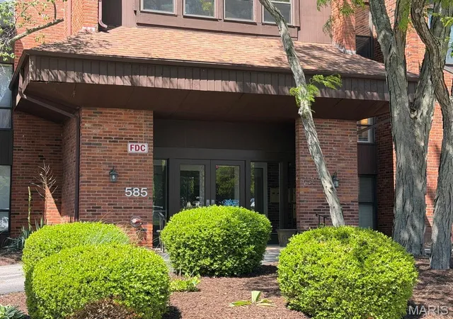 Homes for sale in Creve Coeur, MO | 585 Coeur De Royale Dr #207, Creve Coeur, MO 63141 | MLS# MIS26003652