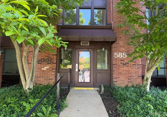 Homes for sale in Creve Coeur, MO | 585 Coeur De Royale Dr #207, Creve Coeur, MO 63141 | MLS# MIS26003652