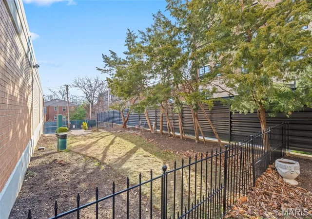 Homes for sale in Clayton, MO | 900 S Hanley Road, Clayton, MO 63105 | Houzeo