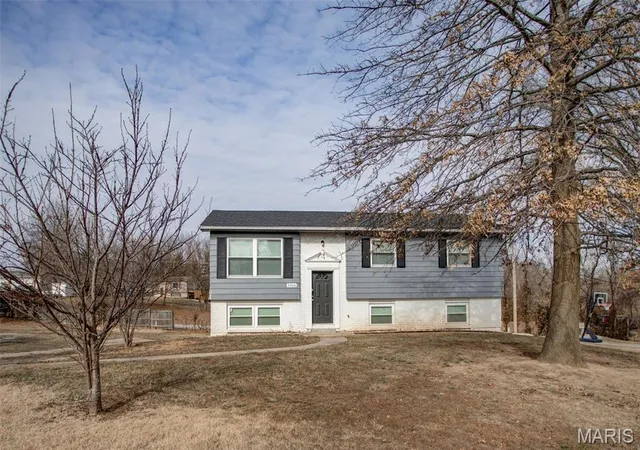 Photo 3 of Single family home for sale at 5916 Dogwood Ln, Godfrey, IL 62035 | MLS# MIS26004380 | Listing updated on 2026-08-20