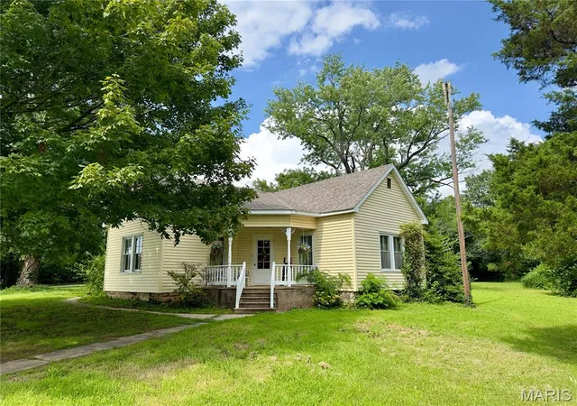 Homes for sale in Bourbon, MO | 659 E Pine St, Bourbon, MO 65441 | MLS# MIS26004477