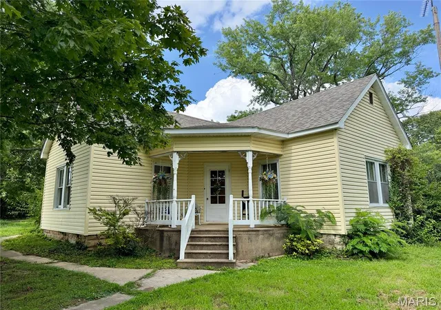 Homes for sale in Bourbon, MO | 659 E Pine St, Bourbon, MO 65441 | MLS# MIS26004477