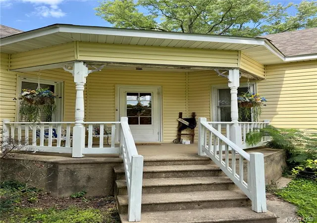 Homes for sale in Bourbon, MO | 659 E Pine St, Bourbon, MO 65441 | MLS# MIS26004477