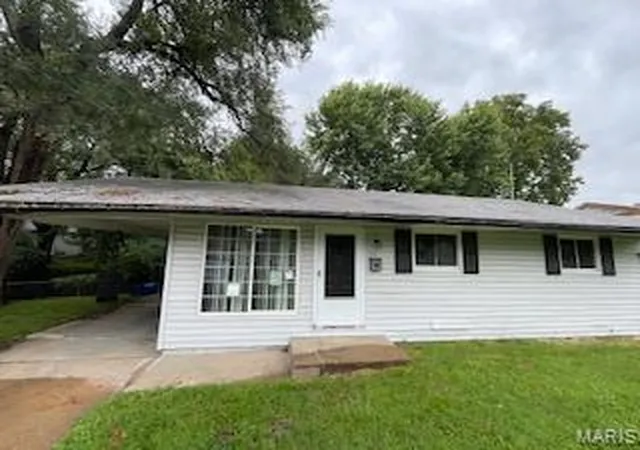 Photo 2 of Single family home for sale at 95 Florissant Park Dr, Florissant, MO 63031 | MLS# MIS26004874 | Listing updated on 2026-10-19