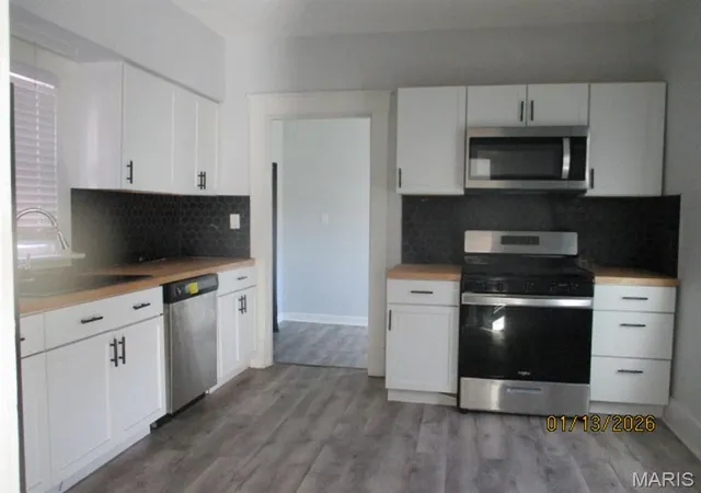 Photo 3 of Sale Pending at 20 S 17th St, Belleville, IL 62226 | MLS# MIS26004886 | Listing updated on 2026-09-18