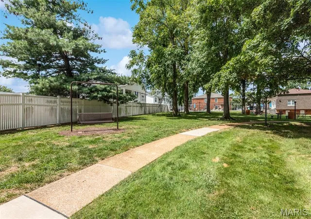 Homes for sale in St Louis, MO | 4347 Chateau De Ville Drive, St Louis, MO 63129 | Houzeo