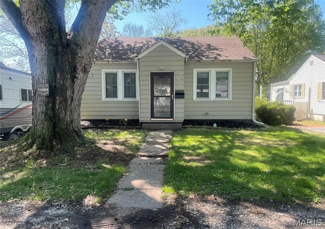 Homes for sale in Alton, IL | 3313 Leo St, Alton, IL 62002 | MLS# MIS26005156