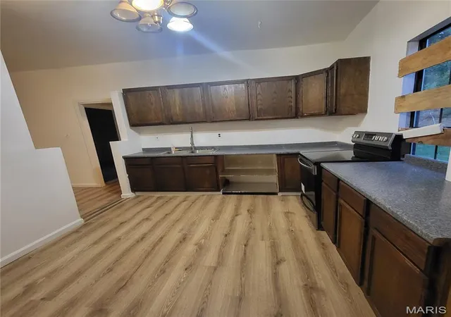 Photo 3 of Single family home for sale at 945 Cedar St, Poplar Bluff, MO 63901 | MLS# MIS26005374 | Listing updated on 2026-10-06