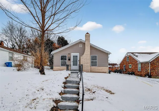 Photo 1 of Sale Pending at 308 Superior Dr, Saint Louis, MO 63135 | MLS# MIS26005397 | Listing updated on 2026-09-19