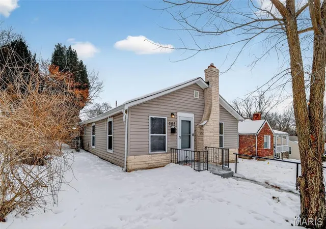 Photo 2 of Sale Pending at 308 Superior Dr, Saint Louis, MO 63135 | MLS# MIS26005397 | Listing updated on 2026-09-19