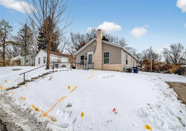 Photo 3 of Sale Pending at 308 Superior Dr, Saint Louis, MO 63135 | MLS# MIS26005397 | Listing updated on 2026-09-19
