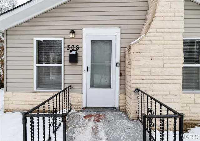 Photo 3 of Sale Pending at 308 Superior Dr, Saint Louis, MO 63135 | MLS# MIS26005397 | Listing updated on 2026-09-19