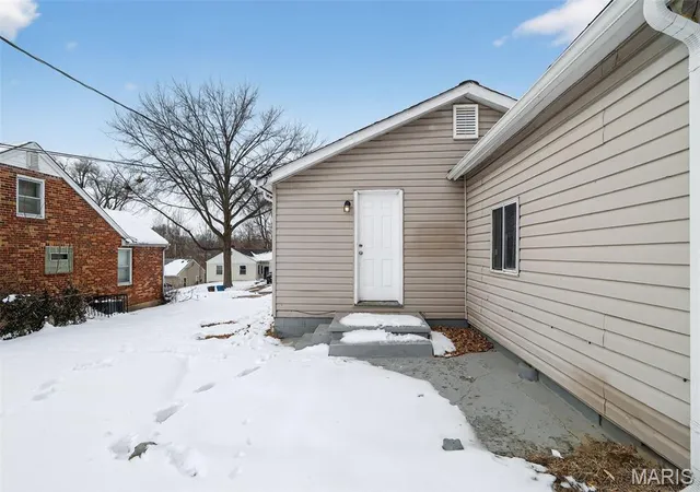 Photo 4 of Sale Pending at 308 Superior Dr, Saint Louis, MO 63135 | MLS# MIS26005397 | Listing updated on 2026-09-19