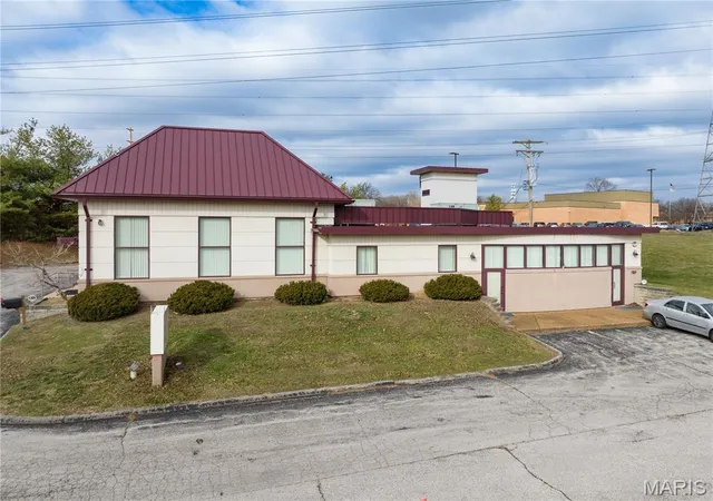 Photo 2 of Sale Pending at 357 N Woods Mill Rd, Chesterfield, MO 63017 | MLS# MIS26005451 | Listing updated on 2026-05-04