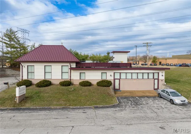 Photo 3 of Sale Pending at 357 N Woods Mill Rd, Chesterfield, MO 63017 | MLS# MIS26005451 | Listing updated on 2026-05-04