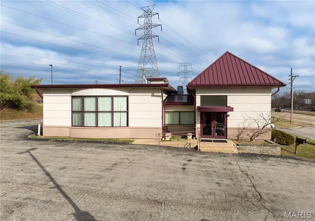 Photo 3 of Sale Pending at 357 N Woods Mill Rd, Chesterfield, MO 63017 | MLS# MIS26005451 | Listing updated on 2026-05-04