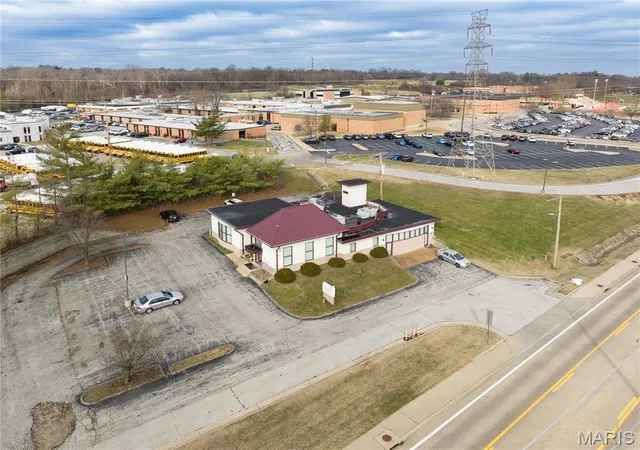 Photo 4 of Sale Pending at 357 N Woods Mill Rd, Chesterfield, MO 63017 | MLS# MIS26005451 | Listing updated on 2026-05-04