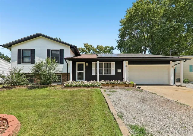 1st image of 1512 N Harrison St, Litchfield, IL 62056 | MLS# MIS26005456