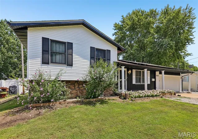 2nd image of 1512 N Harrison St, Litchfield, IL 62056 | MLS# MIS26005456