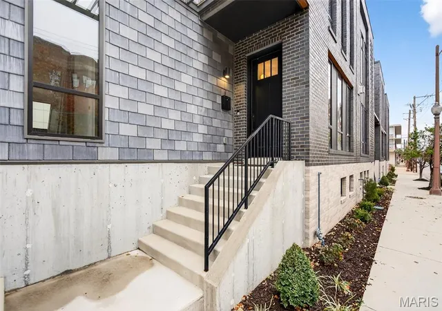 4th image of 215 N Sarah St #7, St Louis, MO 63108 | MLS# MIS26005675