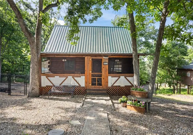 Homes for sale in Lake Ozark, MO | 1886 Bittersweet Rd, Lake Ozark, MO 65049 | MLS# MIS26005977