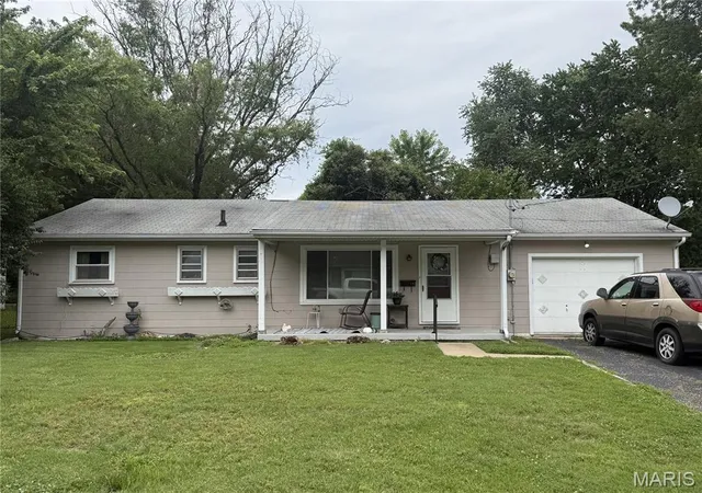 Homes for sale in Belleville, IL | 112 Colony Dr, Belleville, IL 62221 | MLS# MIS26006523