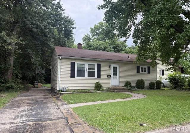 Homes for sale in Belleville, IL | 636 Royal Heights Rd, Belleville, IL 62226 | MLS# MIS26006532
